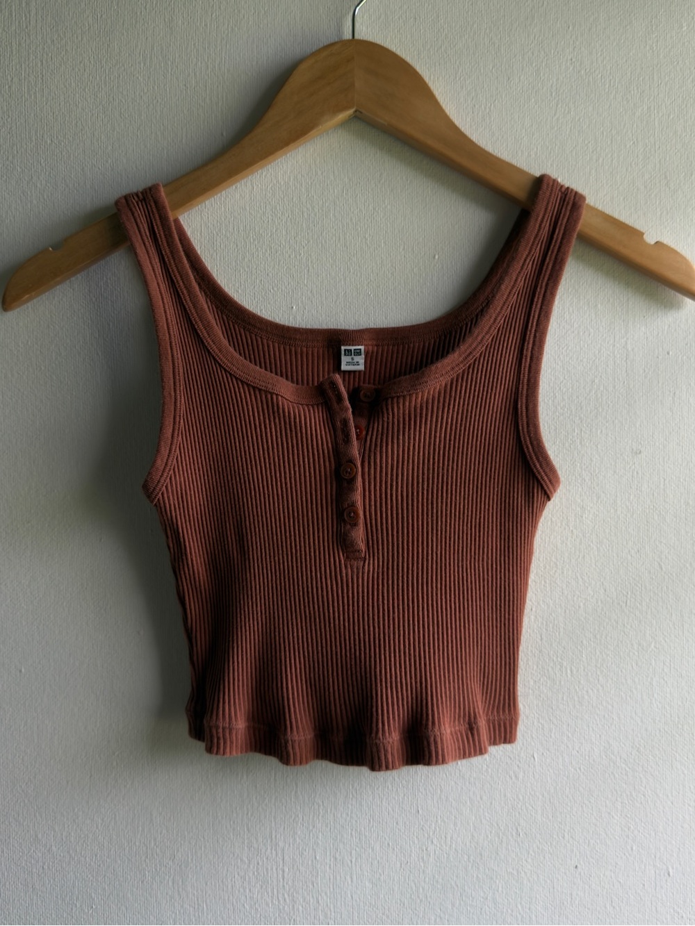Uniqlo Ribbed Henley Button Crop Tank Top Rust Brown Terracotta Size Small⁠